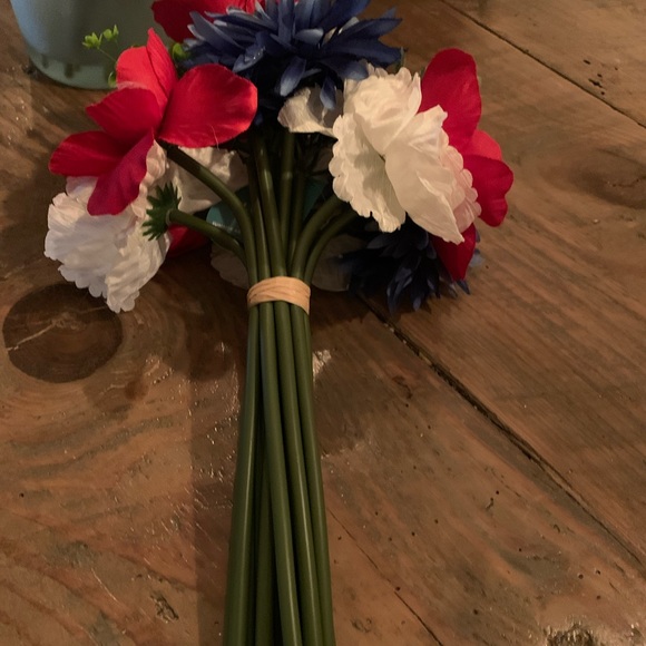 Bunch of Americana Faux Flowers 💐 - Picture 3 of 5